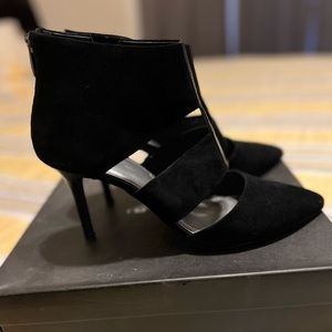 Tahari black suede- size 10